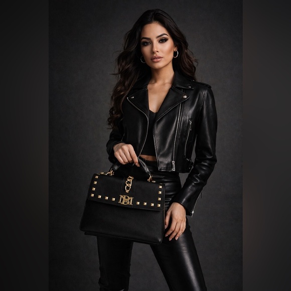 NWT Badgly Mishka plain crossbody or tote. Strap unsnaps. One pocket inside. - Picture 2 of 8